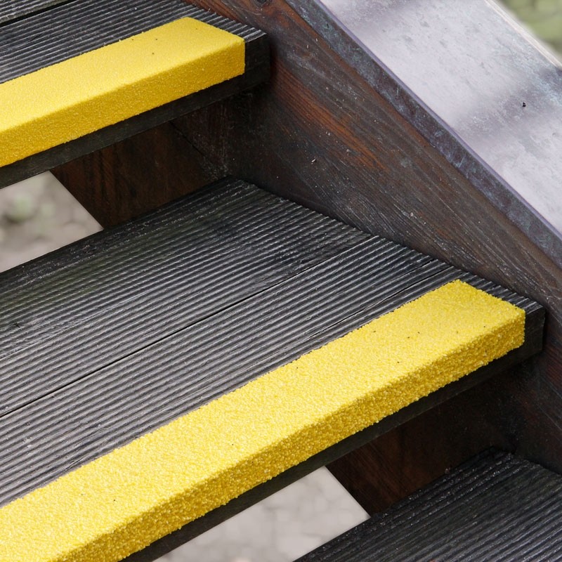 Protišmykový sklolaminátový profil na schody stredné zrno žltý