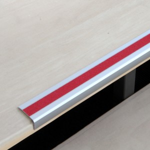 Profil na hranu schodu s červenou protišmykovou páskou